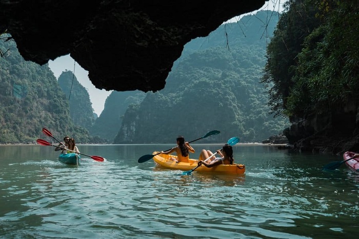 Khi đi tour du lịch Hạ Long của Kavo Travel, du khách sẽ được trải nghiệm chèo thuyền Kayak cùng những hoạt động vui chơi giải trí đầy hấp dẫn và thú vị khác