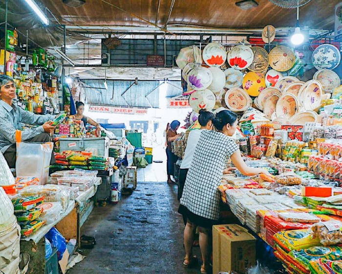 Chợ Đông Ba là khu chợ truyền thống đông đúc, tấp nập tại Huế
