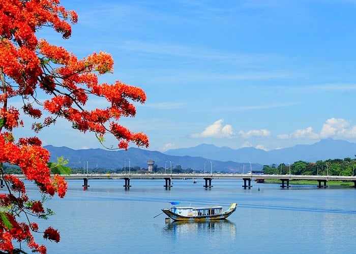 Nghe ca Huế trên sông Hương là trải nghiệm đáng nhớ dành cho du khách