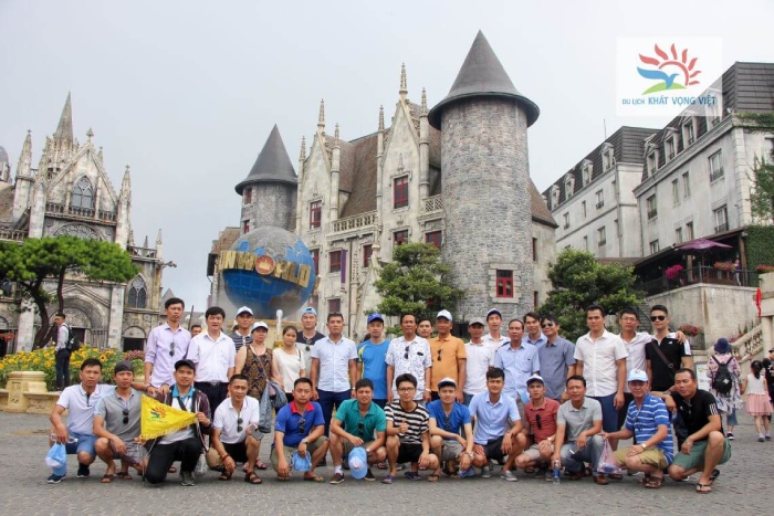 Du khách chụp ảnh kỷ niệm trong tour du lịch Đà Nẵng do Công ty Du lịch Khát Vọng Việt - Kavo Travel tổ chức