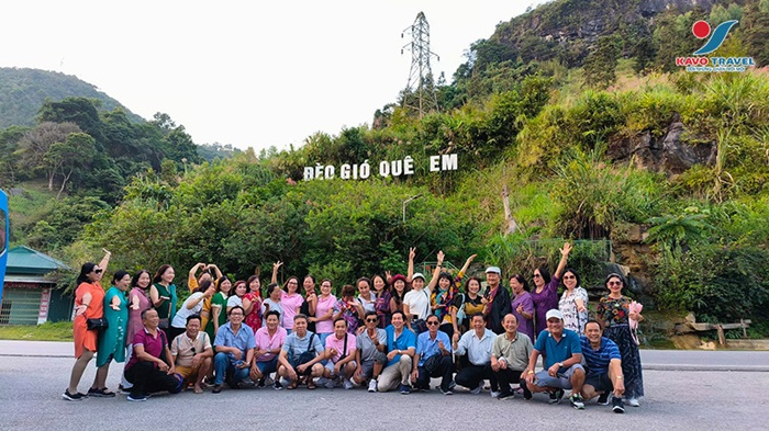 Đoàn khách đi tour Cao Bằng 3 ngày 2 đêm nhà Khát Vọng Việt