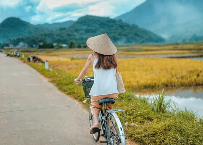 Một trong những trải nghiệm thú vị tại Mai Châu chính là đạp xe khám phá bản làng