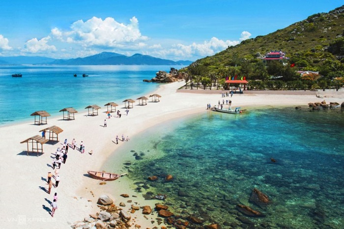 Nha Trang luôn thu hút du khách bởi vẻ đẹp tự nhiên với bãi biển xanh, cát trắng trải dài