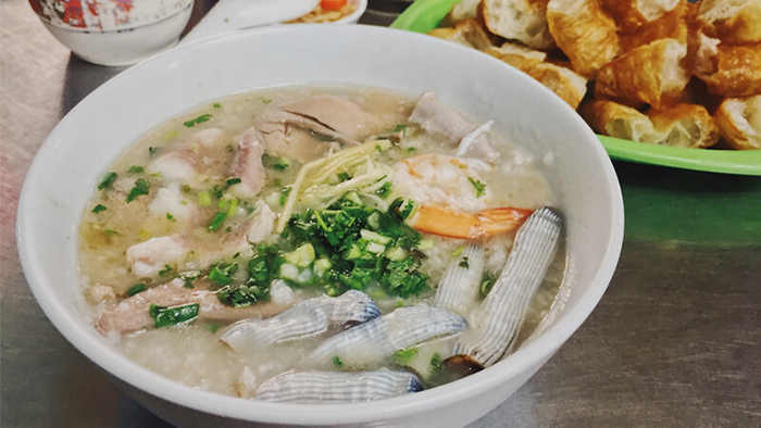 Cháo sá sùng là món ăn đặc sản vùng biển, nổi bật với hương vị ngọt tự nhiên, thơm đậm mùi biển và giàu dinh dưỡng.