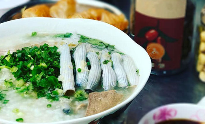 Khi ăn, rắc hành lá, rau thơm và chút tiêu, có thể thêm dầu mè hoặc mỡ hành để món cháo dậy mùi, thưởng thức nóng sẽ cảm nhận được vị ngọt thanh và thơm đặc trưng của sá sùng.