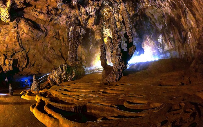 Trong động có nhiều hình khối thạch nhũ độc đáo