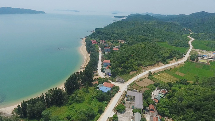 Đảo Cái Chiên thu hút du khách bởi vẻ đẹp hoang sơ, những bãi biển trong xanh cùng không gian yên bình, lý tưởng cho kỳ nghỉ thư giãn.