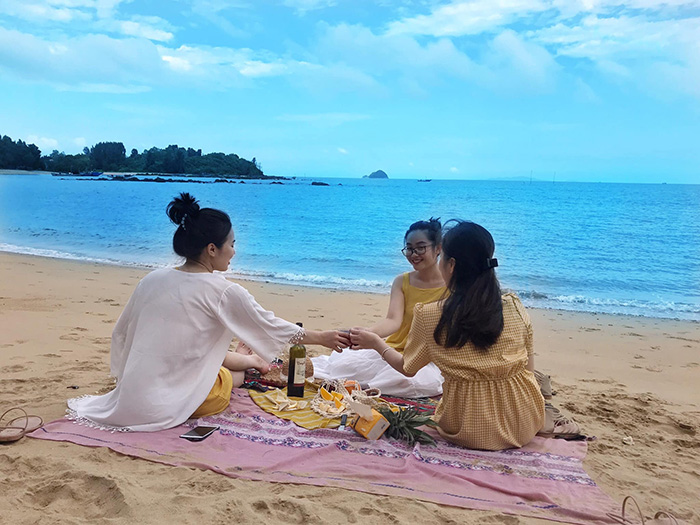 Hành trình khám phá Đảo Cái Chiên mang đến nhiều trải nghiệm thú vị như tắm biển, cắm trại, check-in cảnh đẹp và thưởng thức hải sản tươi ngon.